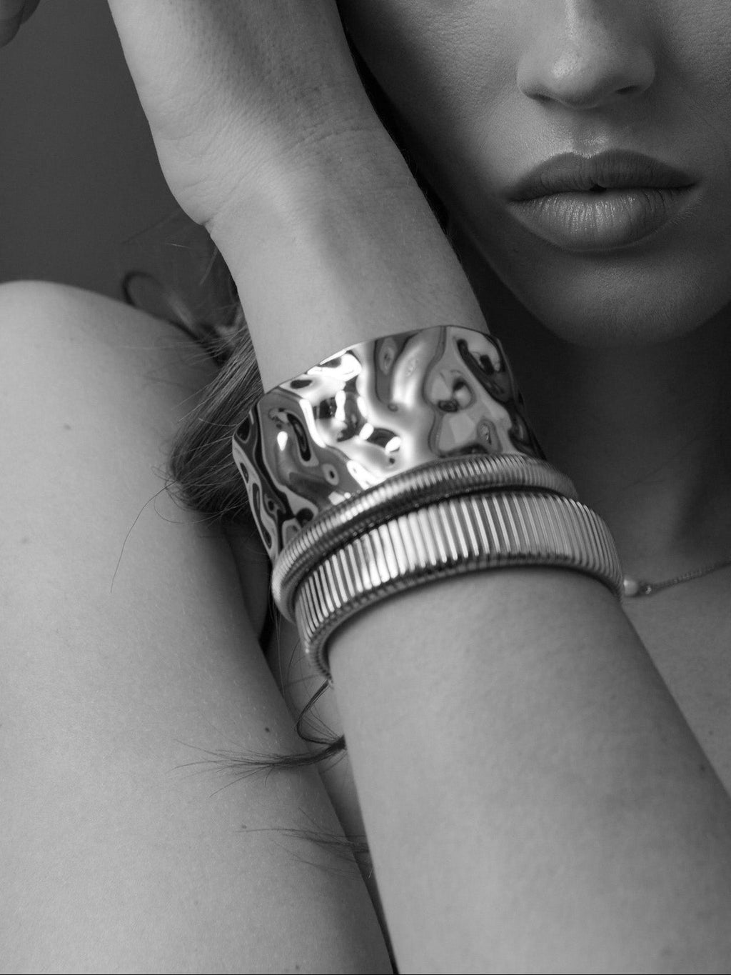 Bold Snake Magnetic Bangle - Silver