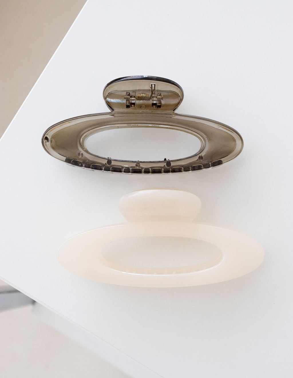 Rue Oval Hair Claw Clip - Cream