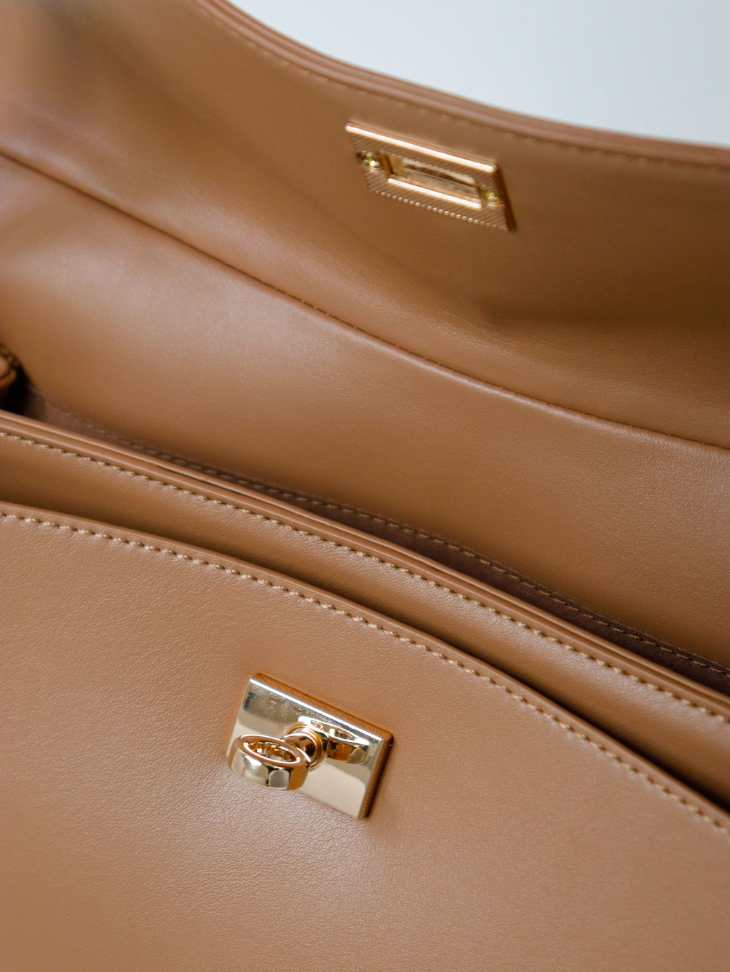 Isabeau Classic Shoulder Bag - Tan