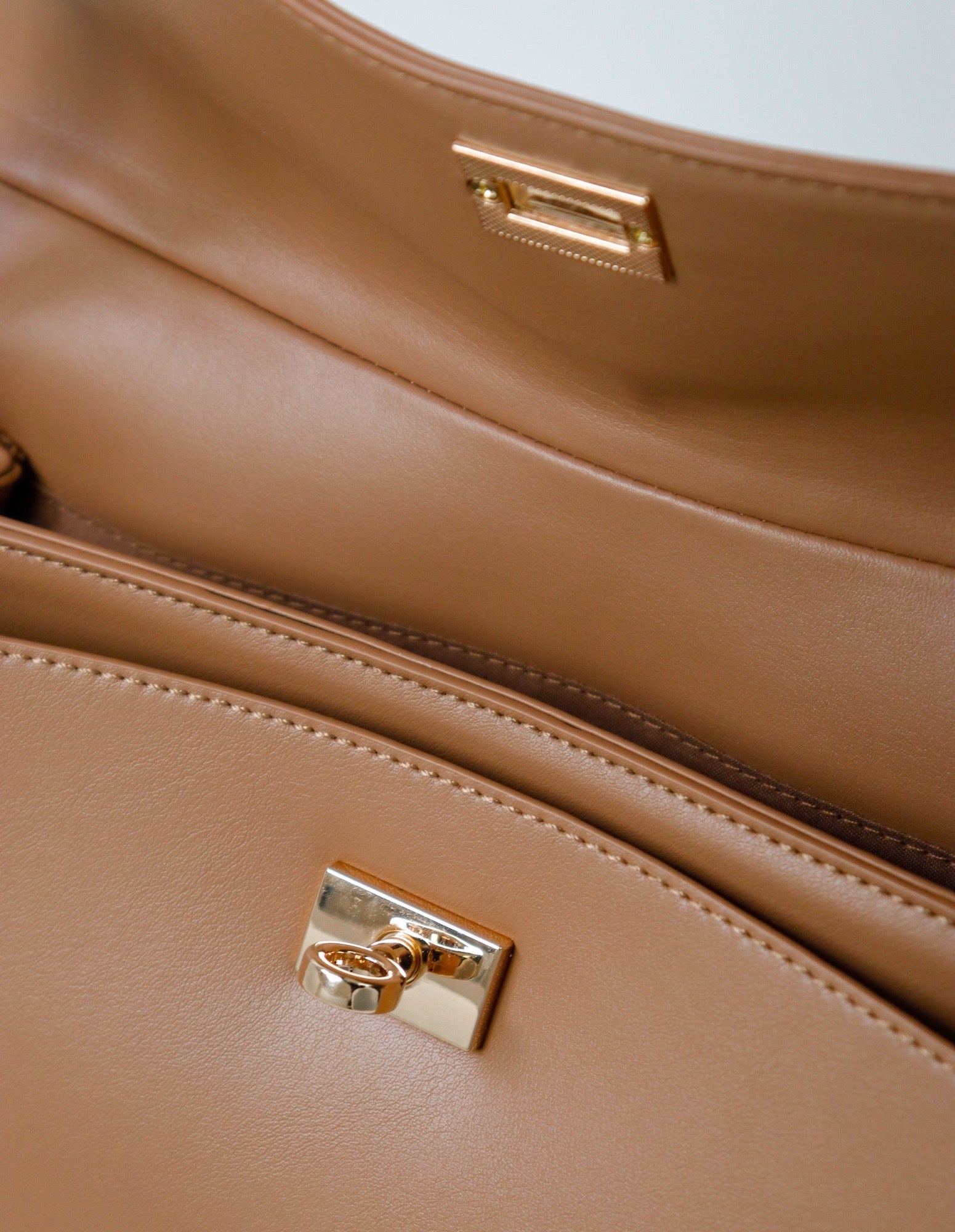 Isabeau Classic Shoulder Bag - Tan